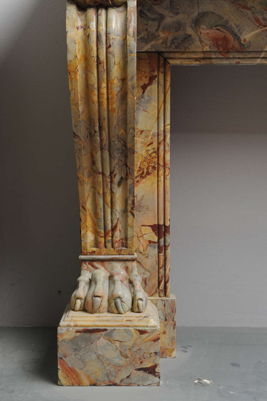 Français Un modèle du 19ème siècle. Cheminée/pièce de cheminée en marbre Sarrancolin de style Empire français, vers 1820